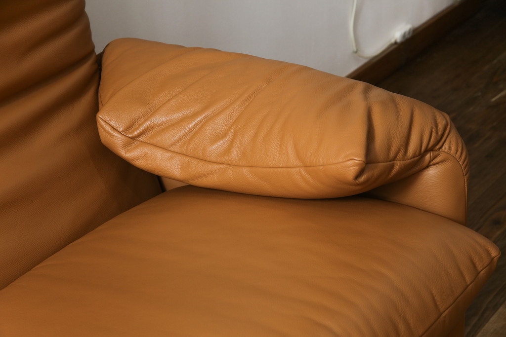 中古　美品　Cassina(カッシーナ)　MARALUNGA(マラルンガ)　本革(レザー)　高級感漂う佇まいが魅力の2人掛けワイドソファ(2P、二人掛け、2.5人掛け)(定価約173万円)(R-074949)