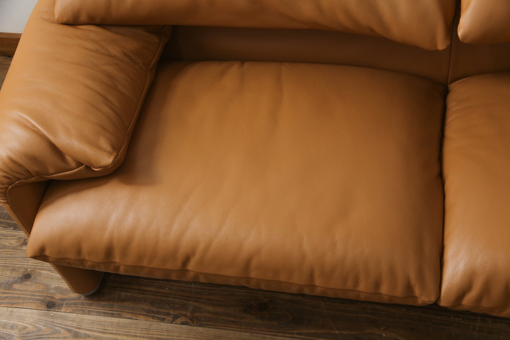 中古　美品　Cassina(カッシーナ)　MARALUNGA(マラルンガ)　本革(レザー)　高級感漂う佇まいが魅力の2人掛けワイドソファ(2P、二人掛け、2.5人掛け)(定価約173万円)(R-074949)