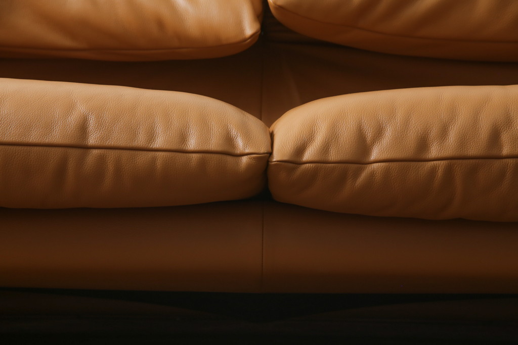 中古　美品　Cassina(カッシーナ)　MARALUNGA(マラルンガ)　本革(レザー)　高級感漂う佇まいが魅力の2人掛けワイドソファ(2P、二人掛け、2.5人掛け)(定価約173万円)(R-074949)
