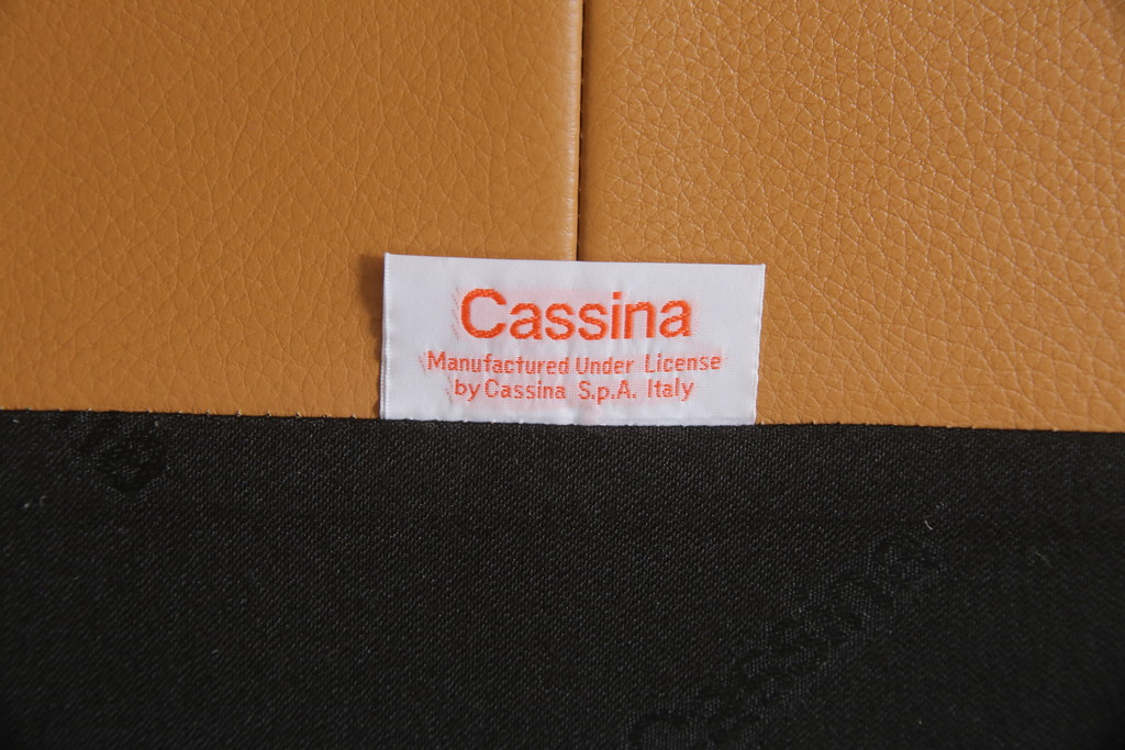 中古　美品　Cassina(カッシーナ)　MARALUNGA(マラルンガ)　本革(レザー)　高級感漂う佇まいが魅力の2人掛けワイドソファ(2P、二人掛け、2.5人掛け)(定価約173万円)(R-074949)