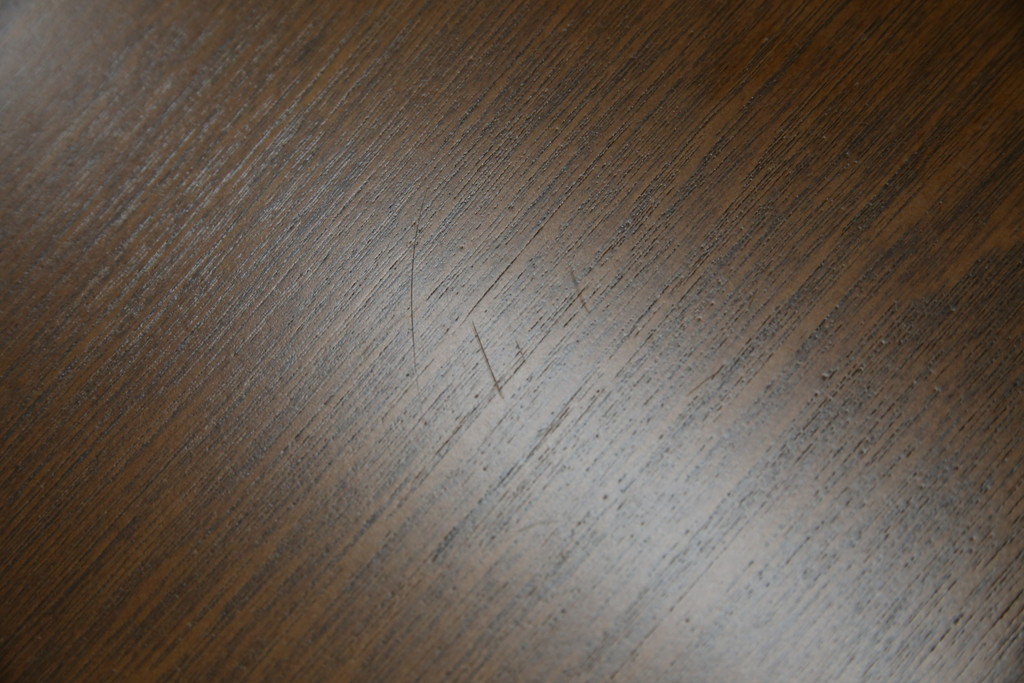 中古　美品　モリシゲ(MORISHIGE/森繁)　コンサート　品のある佇まいが美しい樺材製のラウンドテーブル(丸テーブル、センターテーブル、カフェテーブル、コーヒーテーブル、サイドテーブル、カバ材)(定価約10万2千円)(R-065185)