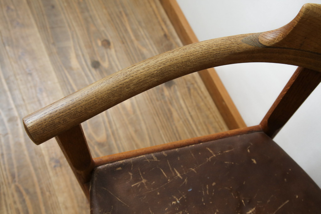 デンマークビンテージ　希少!!　PP Mobler(モブラー)社　ハンス J. ウェグナー(HANS J. WEGNER)デザイン　オリジナル　PP52　オーク材　本革(レザー)　美しいフォルムのチェア(ダイニングチェア、アームチェア、イス、椅子、北欧、ヴィンテージ)(R-083677)