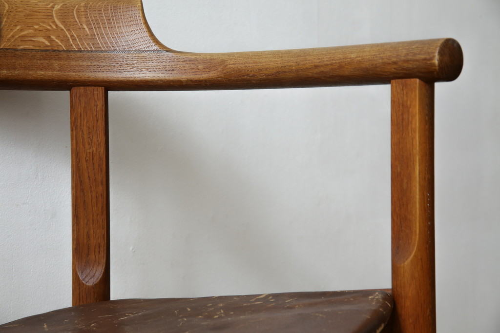 デンマークビンテージ　希少!!　PP Mobler(モブラー)社　ハンス J. ウェグナー(HANS J. WEGNER)デザイン　オリジナル　PP52　オーク材　本革(レザー)　美しいフォルムのチェア(ダイニングチェア、アームチェア、イス、椅子、北欧、ヴィンテージ)(R-083677)