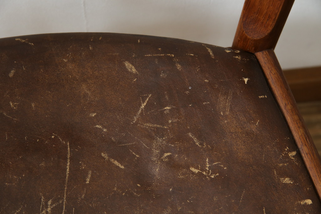 デンマークビンテージ　希少!!　PP Mobler(モブラー)社　ハンス J. ウェグナー(HANS J. WEGNER)デザイン　オリジナル　PP52　オーク材　本革(レザー)　美しいフォルムのチェア(ダイニングチェア、アームチェア、イス、椅子、北欧、ヴィンテージ)(R-083677)