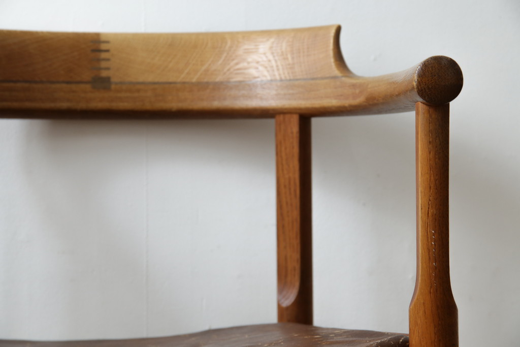 デンマークビンテージ　希少!!　PP Mobler(モブラー)社　ハンス J. ウェグナー(HANS J. WEGNER)デザイン　オリジナル　PP52　オーク材　本革(レザー)　美しいフォルムのチェア(ダイニングチェア、アームチェア、イス、椅子、北欧、ヴィンテージ)(R-083677)