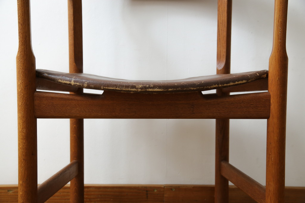 デンマークビンテージ　希少!!　PP Mobler(モブラー)社　ハンス J. ウェグナー(HANS J. WEGNER)デザイン　オリジナル　PP52　オーク材　本革(レザー)　美しいフォルムのチェア(ダイニングチェア、アームチェア、イス、椅子、北欧、ヴィンテージ)(R-083677)