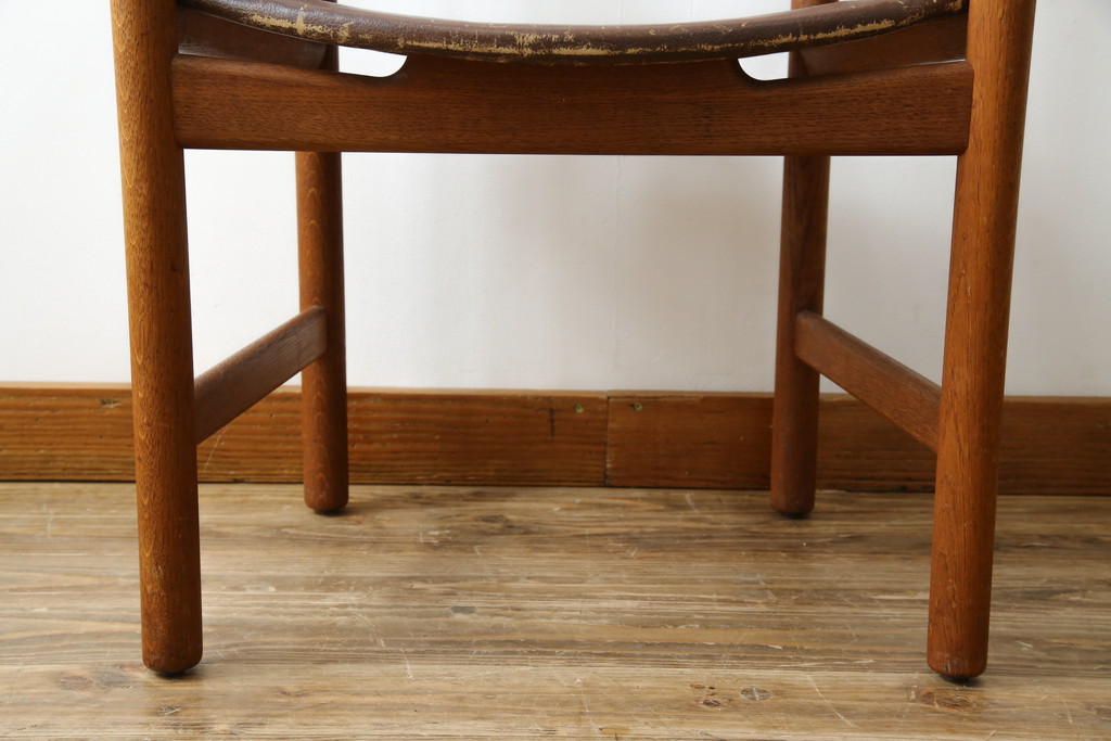 デンマークビンテージ　希少!!　PP Mobler(モブラー)社　ハンス J. ウェグナー(HANS J. WEGNER)デザイン　オリジナル　PP52　オーク材　本革(レザー)　美しいフォルムのチェア(ダイニングチェア、アームチェア、イス、椅子、北欧、ヴィンテージ)(R-083677)