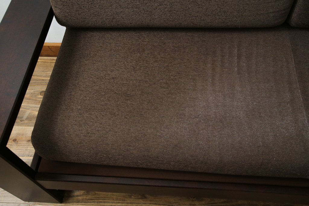 中古　美品　北海道民芸家具　深い色合いがやすらぎの空間にぴったりな2.5人掛けソファ(2.5P、3P、二人掛け、三人掛け、アームソファ)(定価約42万円)(R-083347)