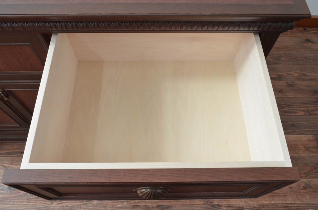 軽井沢カフェ物件で使用するデシャップカウンターを新規製作!引き出し3杯と戸棚を設け、全体のデザインや色もお客様のご希望通りに。(カウンターテーブル、収納棚、戸棚、サイドボード、店舗什器)