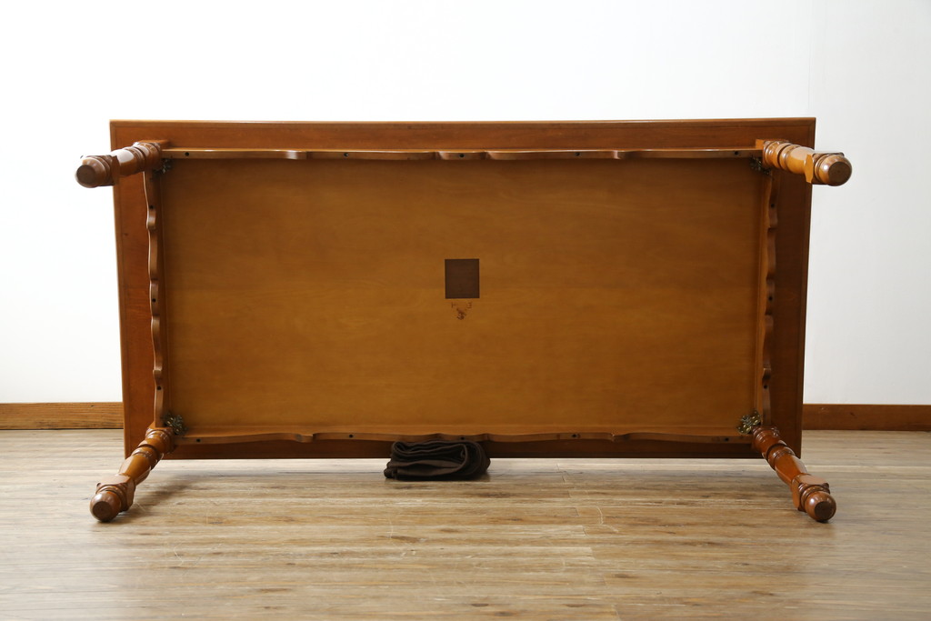 中古　横浜クラシック家具　ダニエル(daniel)　アーリーアメリカンシリーズ　Michel(ミッシェル)　A-307　ヨーロピアンな装飾が上品なダイニングテーブル(ミッシェルテーブル、4人掛け、6人掛け、食卓)(R-079035)