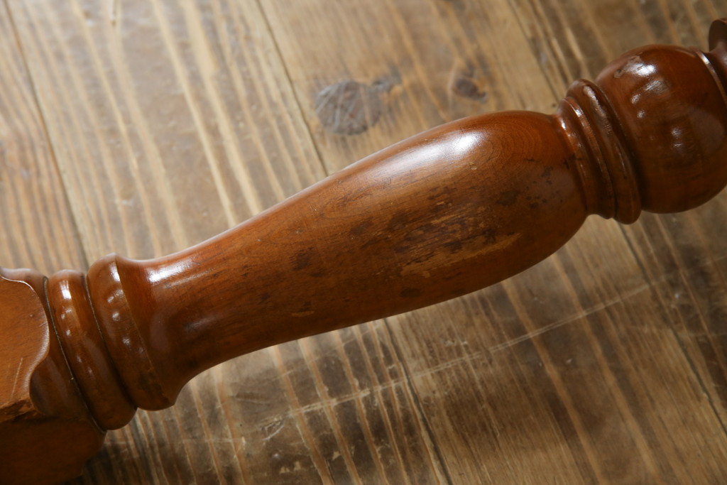 中古　横浜クラシック家具　ダニエル(daniel)　アーリーアメリカンシリーズ　Michel(ミッシェル)　A-307　ヨーロピアンな装飾が上品なダイニングテーブル(ミッシェルテーブル、4人掛け、6人掛け、食卓)(R-079035)