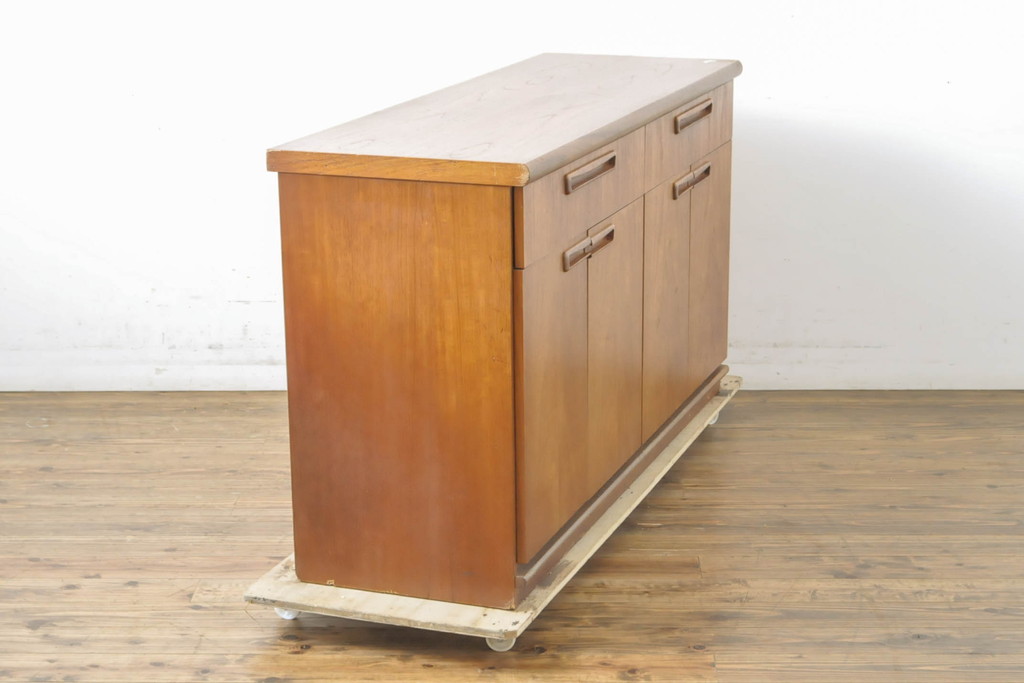 イギリスビンテージ　meredew(メレデュー社)　チーク材　温かみのある木味のサイドボード(サイドキャビネット、戸棚、収納棚、リビングボード、引き出し、ヴィンテージ)(R-063465)