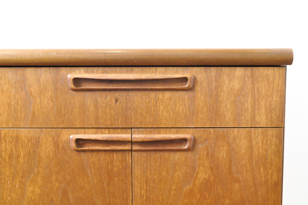 イギリスビンテージ　meredew(メレデュー社)　チーク材　温かみのある木味のサイドボード(サイドキャビネット、戸棚、収納棚、リビングボード、引き出し、ヴィンテージ)(R-063465)