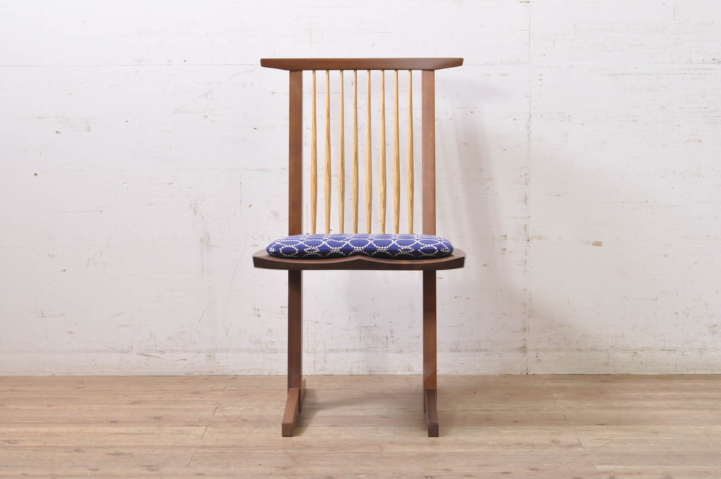 中古　ジョージナカシマ　桜製作所　CONOID CHAIR　CN101　mina perhonen(ミナペルホネン)クッション付き　tambourine(タンバリン)　スタイリッシュな佇まいのコノイドチェア(ジョージ・ナカシマ、サイドチェア、板座チェア、ダイニングチェア、椅子、イス、皆川 明)(R-069056)