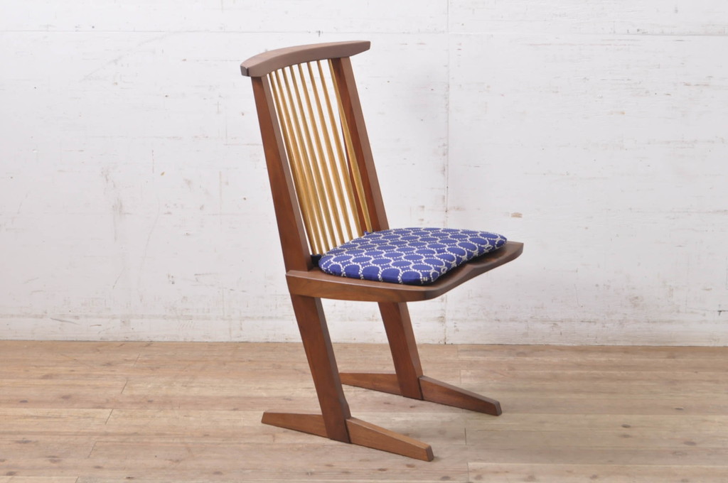 中古　ジョージナカシマ　桜製作所　CONOID CHAIR　CN101　mina perhonen(ミナペルホネン)クッション付き　tambourine(タンバリン)　スタイリッシュな佇まいのコノイドチェア(ジョージ・ナカシマ、サイドチェア、板座チェア、ダイニングチェア、椅子、イス、皆川 明)(R-069056)