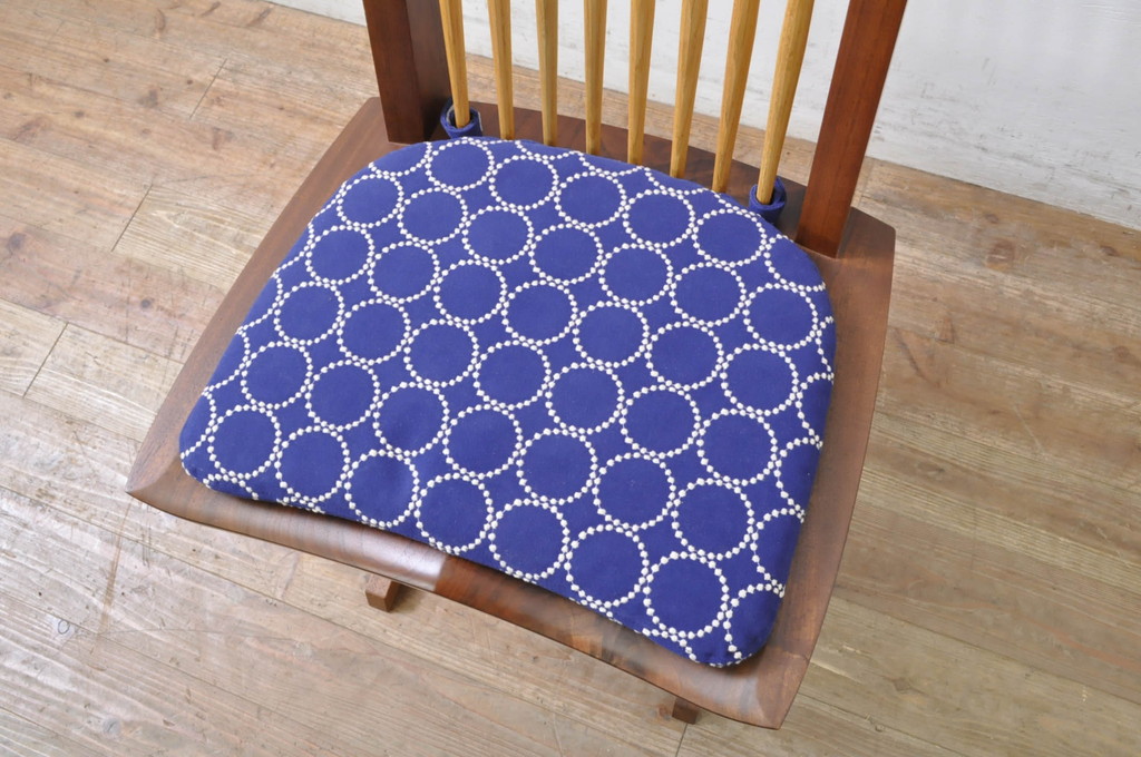 中古　ジョージナカシマ　桜製作所　CONOID CHAIR　CN101　mina perhonen(ミナペルホネン)クッション付き　tambourine(タンバリン)　スタイリッシュな佇まいのコノイドチェア(ジョージ・ナカシマ、サイドチェア、板座チェア、ダイニングチェア、椅子、イス、皆川 明)(R-069056)
