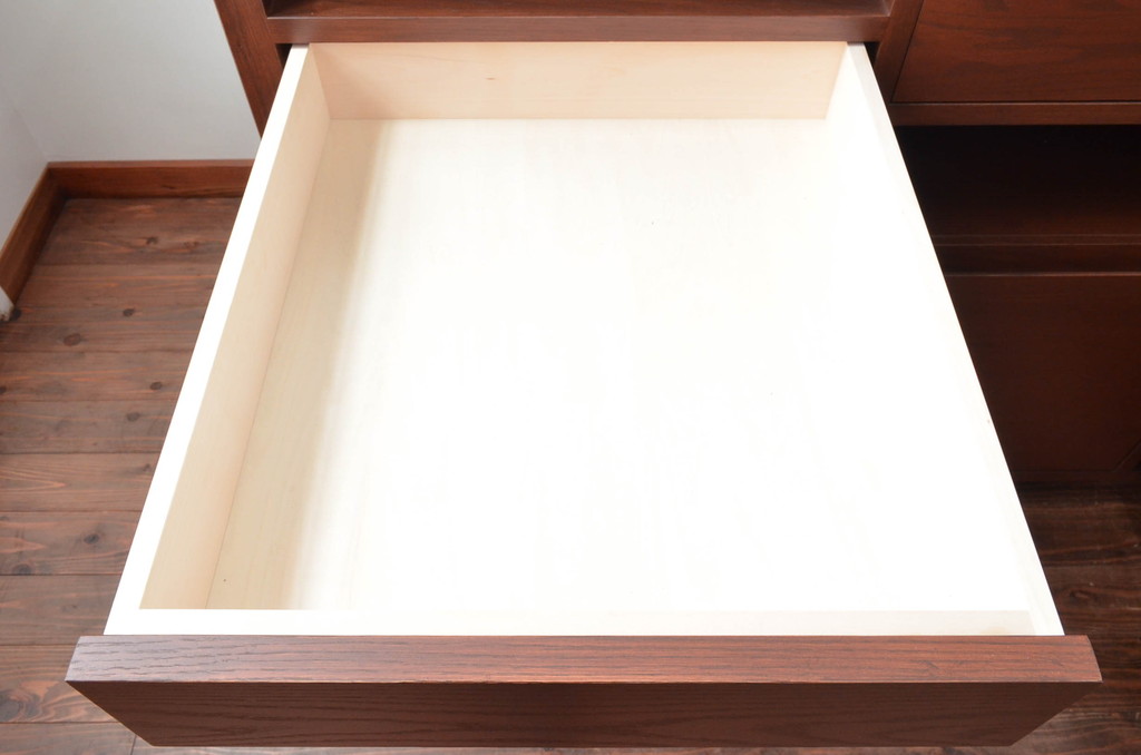 軽井沢カフェ物件で使用するレジカウンターを新規製作!全体のデザインや色もお客様のご希望通りに。(カウンターテーブル、収納棚、戸棚、サイドボード、店舗什器)