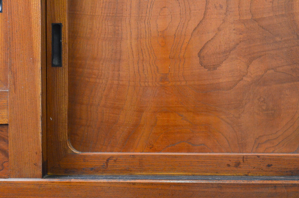 和製アンティーク　上手物!　前面欅(ケヤキ(材)　漆塗り　品のある佇まいが魅力の美濃水屋箪笥サイドボード(食器棚、戸棚、収納棚)(R-069554)