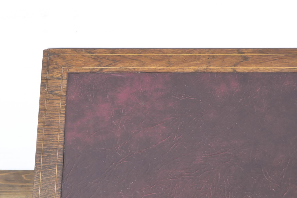 イギリスアンティーク　オーク材　象嵌入り　上品な装飾が素敵なレザートップデスク(ワークデスク、在宅用、在宅ワーク用、机、テーブル、作業台、引き出し、本革)(R-063566)