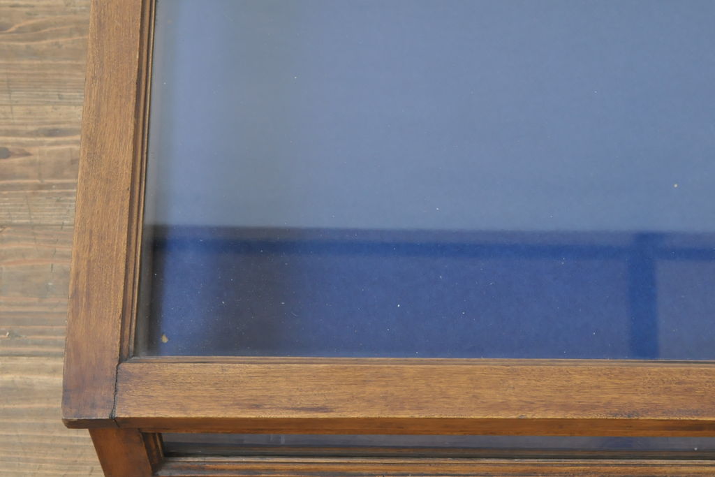 イギリスアンティーク　卓上　平置き　ブルーと深みのある木味の組合せがシックな両開きガラスケース(ショーケース、店舗什器、陳列棚、コレクションケース)(R-062647)