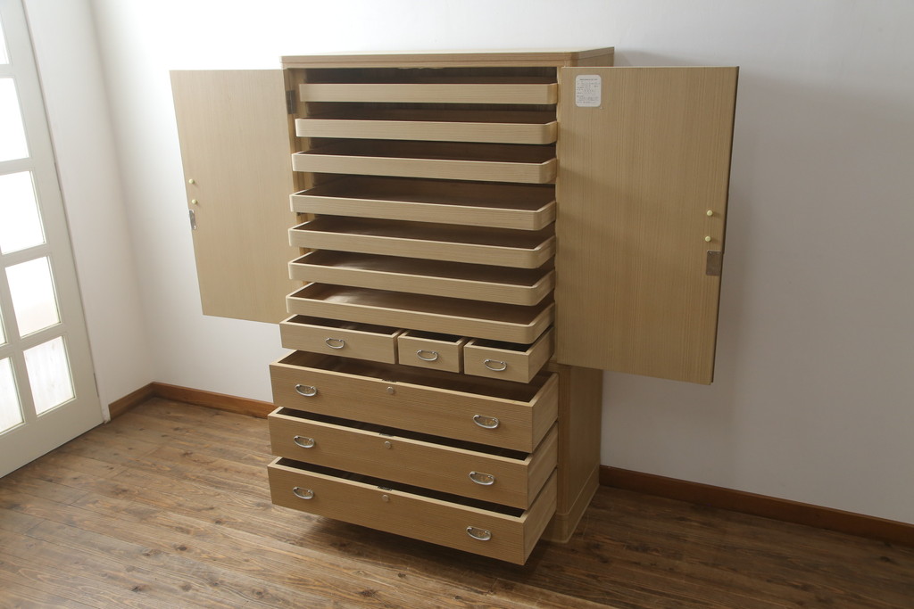 中古　美品!!　一峰刀　柔らかな色合いが魅力的な加茂総桐箪笥(胴丸、総桐たんす、衣装箪笥、着物箪笥、和タンス、引き出し、)(定価約100万円)(R-075356)