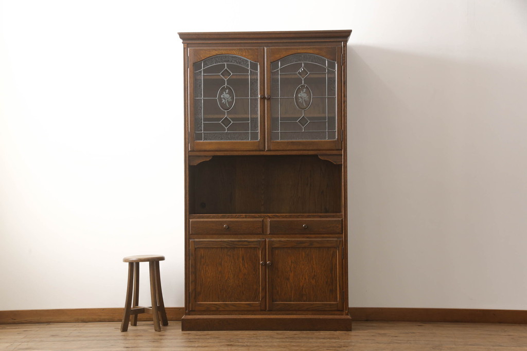 中古　美品　三越家具(現カントリーハウス)　Brugge(ブルージュ)　プロパティ　ステンドグラスが上品な印象を深めるキャビネット(食器棚、カップボード、収納棚、戸棚、飾り棚)(R-066240)
