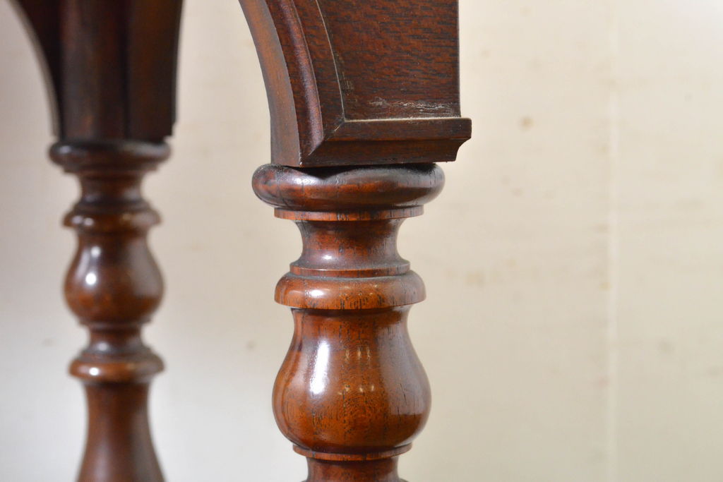 中古　アメリカ高級輸入家具　マホガニー材　天板大理石　凝った脚のデザインとシックな色合いがクラシカルなサイドテーブル(コンソールテーブル、飾り台、花台)(R-062032)