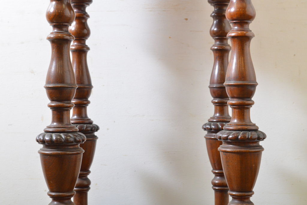 中古　アメリカ高級輸入家具　マホガニー材　天板大理石　凝った脚のデザインとシックな色合いがクラシカルなサイドテーブル(コンソールテーブル、飾り台、花台)(R-062032)
