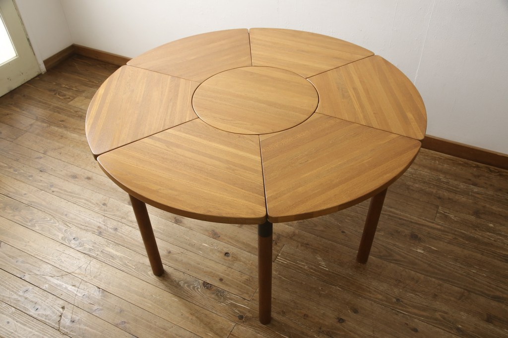 北欧ヴィンテージ　デンマーク家具　リチャードニッセン(Richard Nissen)　和やかな空間づくりにぴったりのチーク材製のダイニングテーブル(ラウンドテーブル、机、ビンテージ)(R-050882)