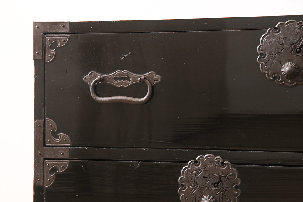 和製アンティーク　美品　鉄脚付き　美しい黒漆塗りが高級感を高める庄内箪笥(和タンス、整理箪笥、リビングボード、引き出し)(R-053339)