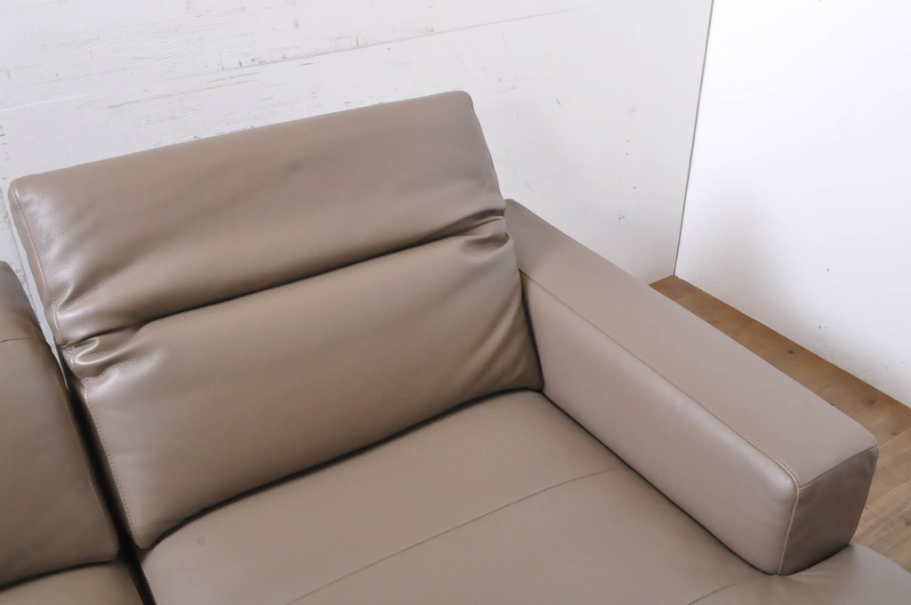 中古　極美品　短期使用　BoConcept(ボーコンセプト)　ZURICH(チューリッヒ)　本革(レザー)　調節可能なヘッドレスト付き　快適な座り心地と高級感ある空間を演出してくれるソファ(2人掛け、3人掛け、長椅子、長イス、コーナーソファ、アームソファ、カウチソファ、北欧)(定価約148万円)(R-068486)