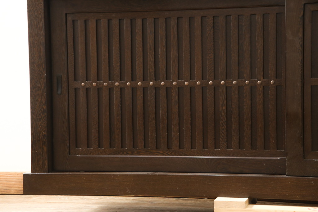 中古　鉄刀木(タガヤサン)　和モダンな雰囲気を醸し出す水屋箪笥サイドボード(キャビネット、食器棚、戸棚、収納棚)(R-058825)