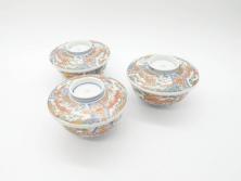 幕末〜明治期　伊万里　金彩　約14cm　4.4寸　華やかな色絵が食卓に彩を与える蓋付き茶碗3客セット(獅子、松竹、和食器、四寸四分)(R-070635)