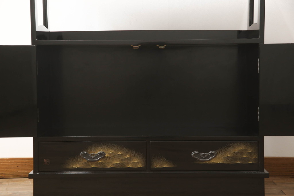 中古　総漆塗り　沈金　黒と金のコントラストが美しい茶棚(飾り棚、茶箪笥、戸棚)(R-057949)