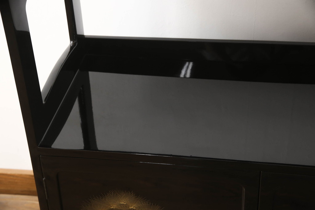 中古　総漆塗り　沈金　黒と金のコントラストが美しい茶棚(飾り棚、茶箪笥、戸棚)(R-057949)
