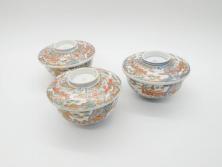 幕末〜明治期　伊万里　金彩　約14cm　4.4寸　華やかな色絵が食卓に彩を与える蓋付き茶碗3客セット(獅子、松竹、和食器、四寸四分)(R-070637)