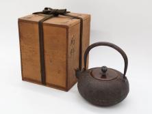 【骨董買取】時代物　釜師　高木治良兵衛(Takagi Jirobe)　銀摘み　姥口平丸鉄瓶(湯沸、湯瓶、茶道具、茶器、髙木治良兵衛)を買取りました。