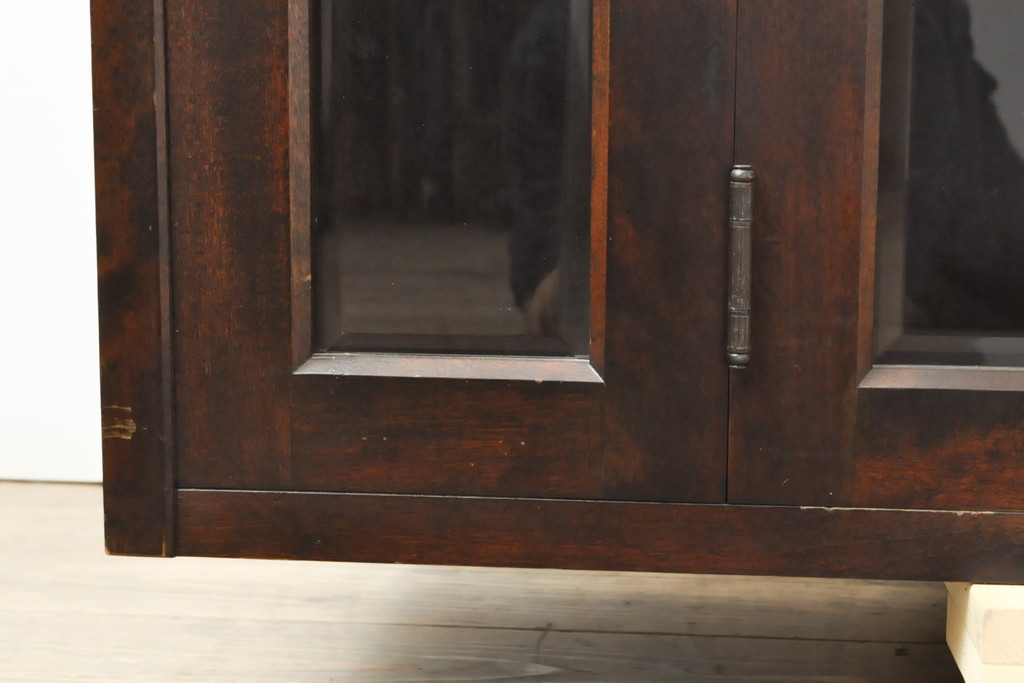 中古　北海道民芸家具　脚(台輪)付きリメイク　落ち着きのあるシックな佇まいが魅力のサイドボード(収納棚、飾り棚、戸棚、本箱、ブックケース、サイドキャビネット)(R-057787)