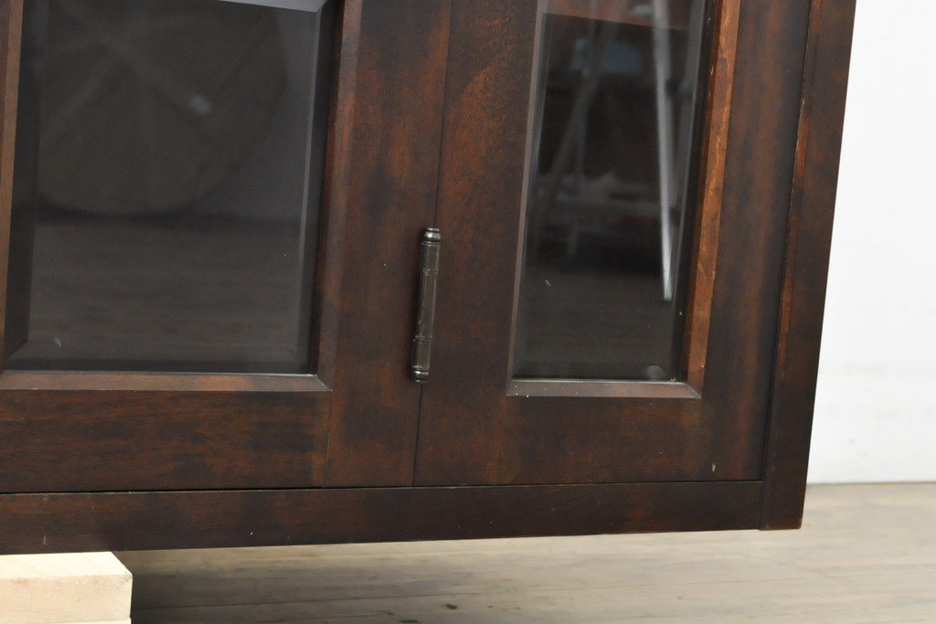 中古　北海道民芸家具　脚(台輪)付きリメイク　落ち着きのあるシックな佇まいが魅力のサイドボード(収納棚、飾り棚、戸棚、本箱、ブックケース、サイドキャビネット)(R-057787)