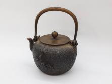 【骨董買取】時代物　亀文堂　日本亀文　波千鳥　松竹梅　楼閣山水図　銀象嵌　鉄瓶(湯沸、湯瓶、茶道具、茶器)を買取りました。