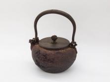 【骨董買取】時代物　亀文堂　獣口　家屋風景図　鉄瓶(湯沸、湯瓶、茶道具、茶器)を買取りました。