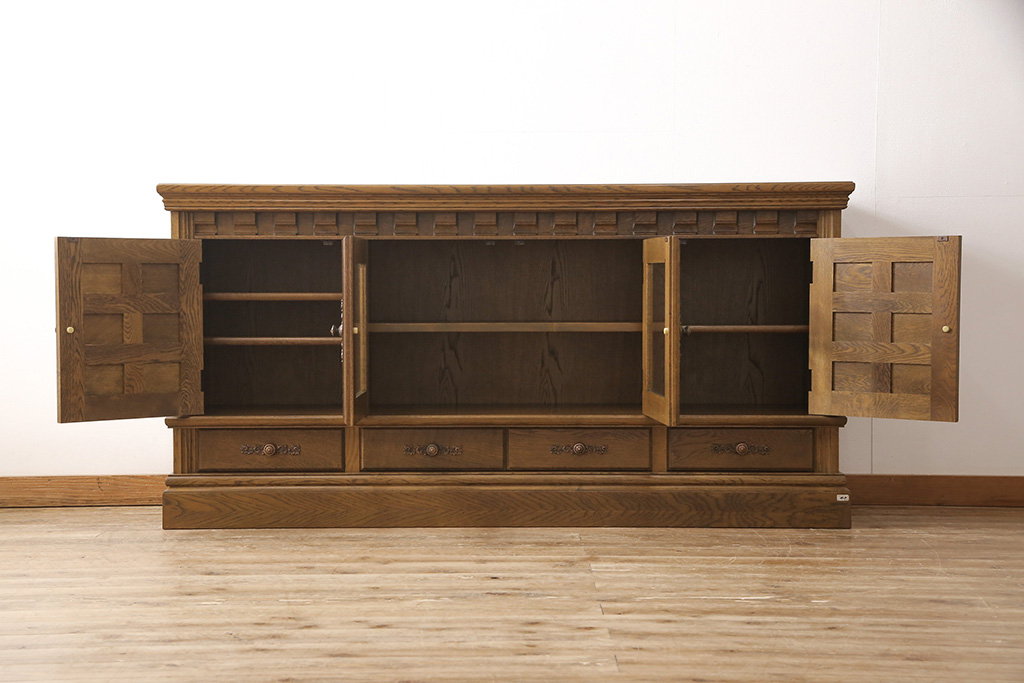 和製ビンテージ　旭川家具　近藤工芸　Solid Furniture OAK (ソリッドファニチャー オーク)　オーク材　取っ手の繊細な彫刻など、こだわりの意匠が感じられるサイドボード(収納棚、戸棚、キャビネット、リビングボード、ヴィンテージ)(R-053359)