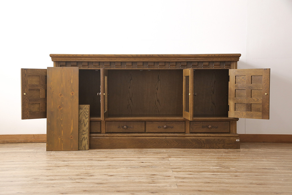 和製ビンテージ　旭川家具　近藤工芸　Solid Furniture OAK (ソリッドファニチャー オーク)　オーク材　取っ手の繊細な彫刻など、こだわりの意匠が感じられるサイドボード(収納棚、戸棚、キャビネット、リビングボード、ヴィンテージ)(R-053359)