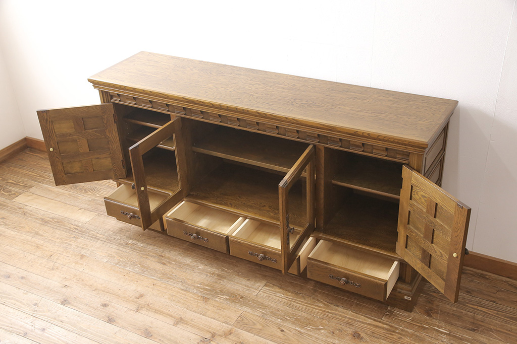 和製ビンテージ　旭川家具　近藤工芸　Solid Furniture OAK (ソリッドファニチャー オーク)　オーク材　取っ手の繊細な彫刻など、こだわりの意匠が感じられるサイドボード(収納棚、戸棚、キャビネット、リビングボード、ヴィンテージ)(R-053359)