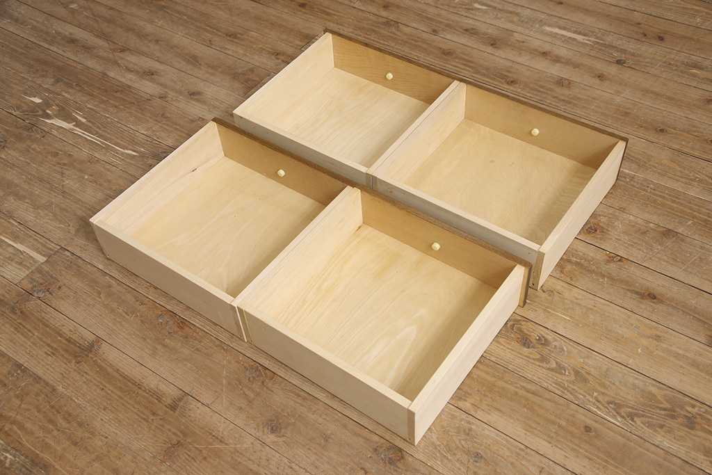 和製ビンテージ　旭川家具　近藤工芸　Solid Furniture OAK (ソリッドファニチャー オーク)　オーク材　取っ手の繊細な彫刻など、こだわりの意匠が感じられるサイドボード(収納棚、戸棚、キャビネット、リビングボード、ヴィンテージ)(R-053359)