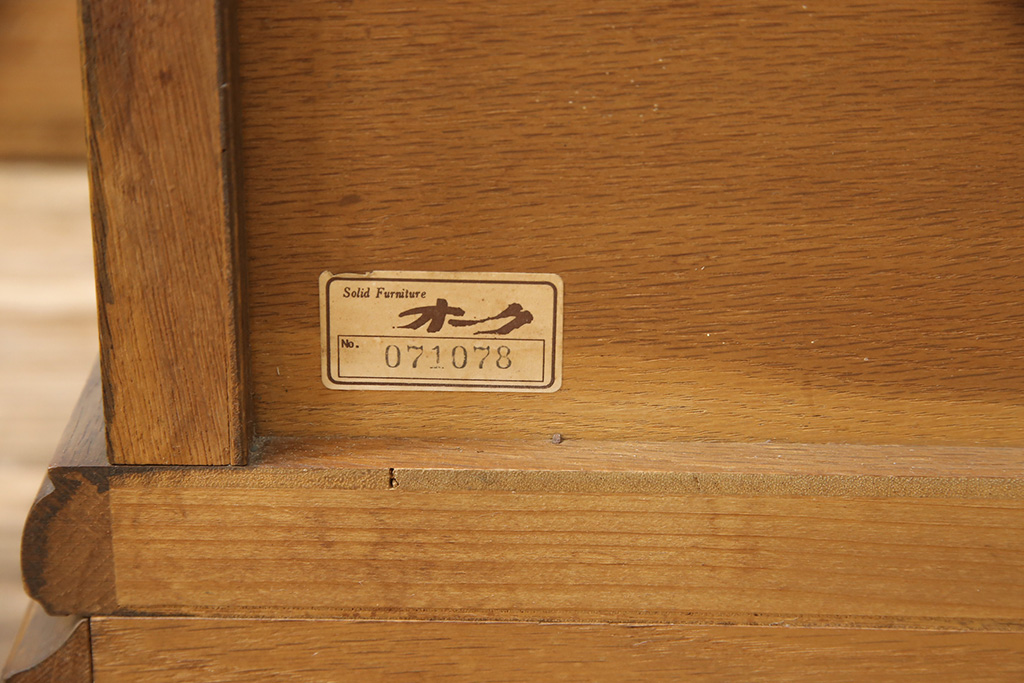 和製ビンテージ　旭川家具　近藤工芸　Solid Furniture OAK (ソリッドファニチャー オーク)　オーク材　取っ手の繊細な彫刻など、こだわりの意匠が感じられるサイドボード(収納棚、戸棚、キャビネット、リビングボード、ヴィンテージ)(R-053359)