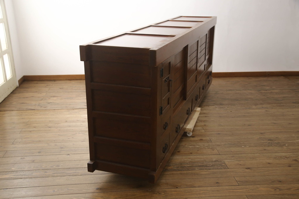 中古　超美品　国産工芸家具　九尺　前面欅(ケヤキ)材　洗練された佇まいと大容量の収納力を兼ね備えた特大水屋箪笥(収納棚、戸棚、キャビネット、食器棚、店舗什器)(R-070123)