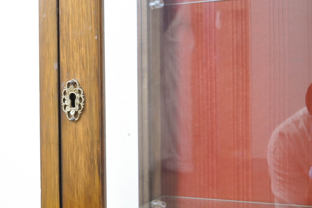 イギリスアンティーク　小振りなサイズの猫脚キャビネット(飾り棚、ガラスケース、コレクションケース、ショーケース、陳列棚、収納棚、戸棚)(R-063534)