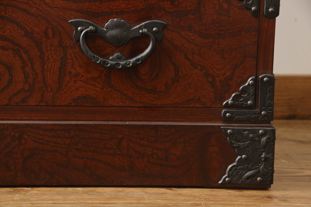 中古　美品　岩谷堂箪笥　黒々とした金具が堂々とした存在感を放つ重ね箪笥(引き出し、衣装箪笥、収納タンス、和箪笥)(R-061038)