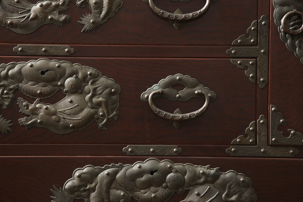 中古　美品　岩谷堂箪笥　龍が施された手打ち金具が和の雰囲気を高める和タンス(和箪笥、収納箪笥、引き出し、サイドチェスト)(R-070437)